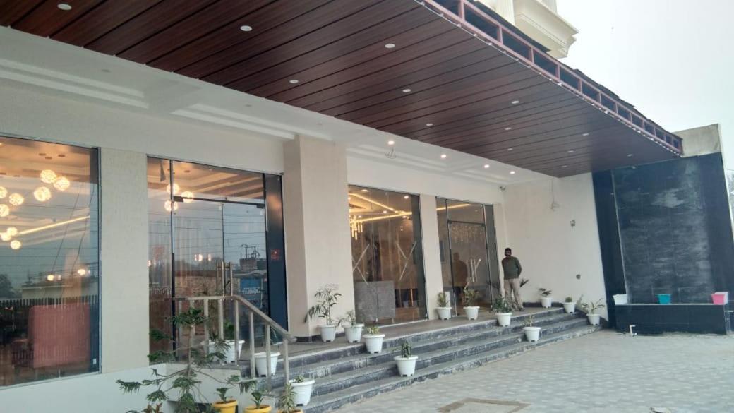 Hotel Four Element Varanasi Bagian luar foto